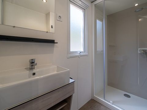 MOBILHOME 6 personnes - Classic | 3 Ch. | 6 Pers. | Terrasse surélevée non couverte | Clim. MOBILHOME 6 personnes - Classic | 3 Ch. | 6 Pers. | Terrasse surélevée non couverte | Clim.