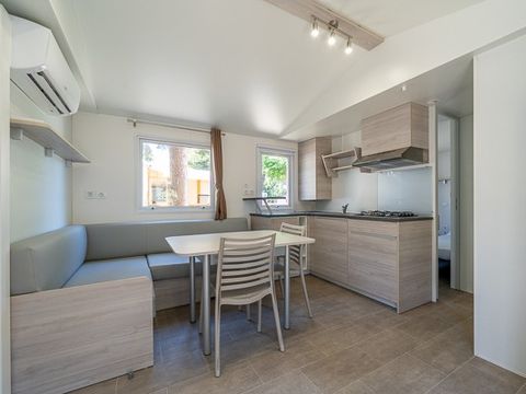 MOBILHOME 6 personnes - Classic | 3 Ch. | 6 Pers. | Terrasse surélevée non couverte | Clim. MOBILHOME 6 personnes - Classic | 3 Ch. | 6 Pers. | Terrasse surélevée non couverte | Clim.