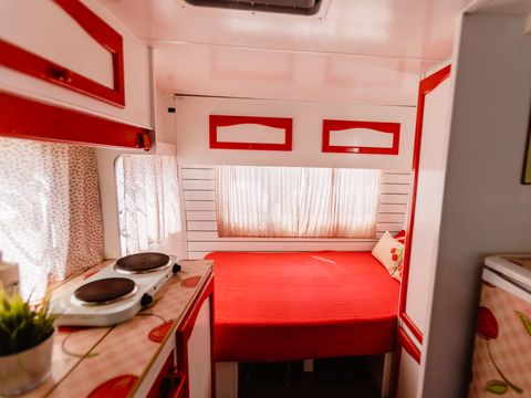 Caravane 4 personnes - 04 ROUGE