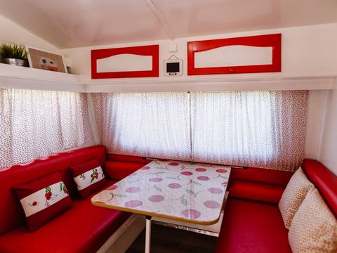 Caravane 4 personnes - 04 ROUGE