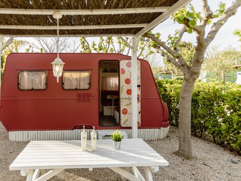 Caravane 4 personnes - 04 ROUGE