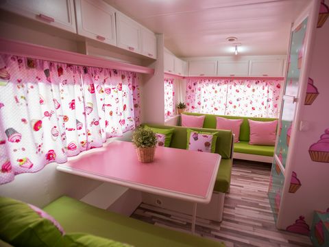 Caravane 4 personnes - 08 CUPCAKE