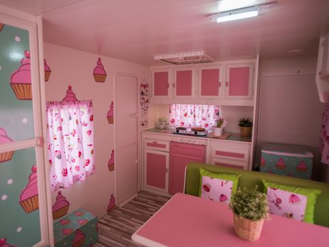 Caravane 4 personnes - 08 CUPCAKE