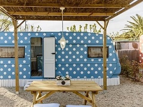Caravane 4 personnes - 32 BLEU CIEL