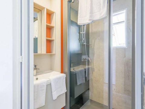 Mobilhome 6 personnes - Mobil-home | Ultimate | 3 Ch. | 6 Pers. | Terrasse surélevée | Jacuzzi | 2 SDB | Clim.