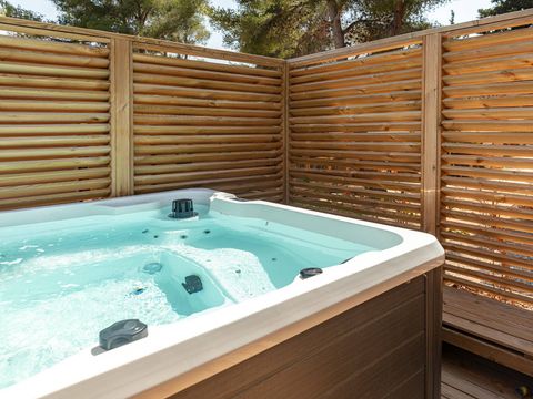 Mobilhome 6 personnes - Mobil-home | Ultimate | 3 Ch. | 6 Pers. | Terrasse surélevée | Jacuzzi | 2 SDB | Clim.