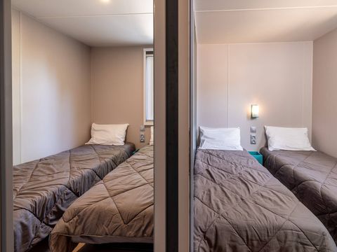 Mobilhome 6 personnes - Mobil-home | Ultimate | 3 Ch. | 6 Pers. | Terrasse surélevée | Jacuzzi | 2 SDB | Clim.