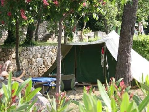 Emplacement - Emplacement Confort (avec électricité 6 Amp inclu) - 7m max cordages/timon incl.