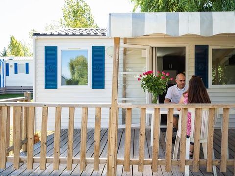 MOBILHOME 2 personnes - Mobil-home Plage 18.6m² (entre 5 et 10 ans) (1 chambre) + Terrasse bois semi-couverte + TV 2 pers
