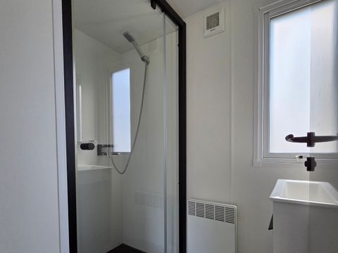 Mobilhome 4 personnes - Nirvana Duo 33m² 2 salles d'eau/terrasse semi couverte.