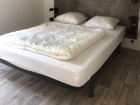 MOBILHOME 4 personnes - Nirvana Duo modèle 2020, 33m². 2 salles d'eau/terrasse semi couverte. Pas d'animaux.