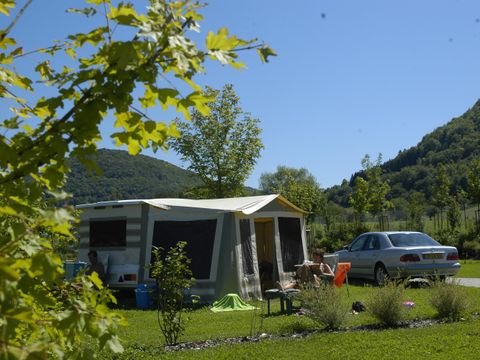 Emplacement - Forfait Confort : 2 pers. + voiture + électricité / 120 m²