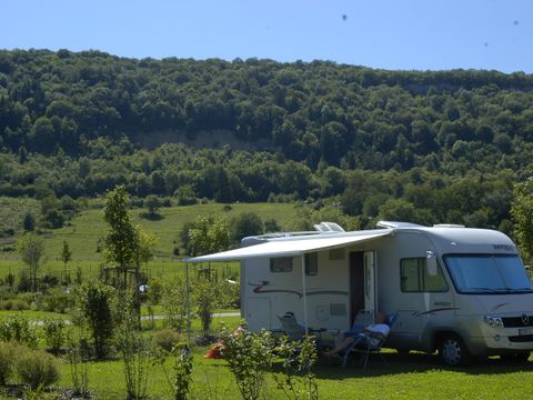 Emplacement - Forfait Confort : 2 pers. + voiture + électricité / 120 m²