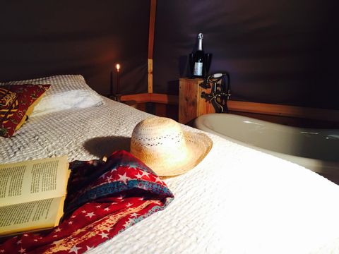 Hébergement 2 personnes - Lodge Venezia - 18m² - Baroque, romantique avec sa baignoire à l'ancienne et petit déjeuner compris.