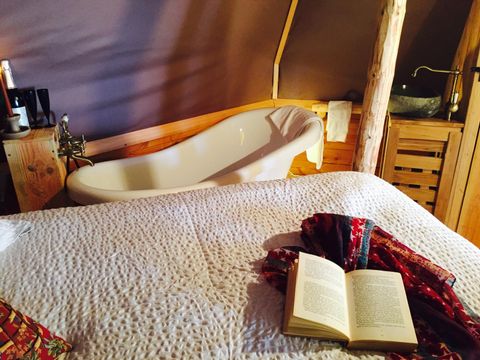 HÉBERGEMENT INSOLITE 2 personnes - Lodge Venezia - 18m² - Baroque, romantique avec sa baignoire à l'ancienne et petit déjeuner compris.