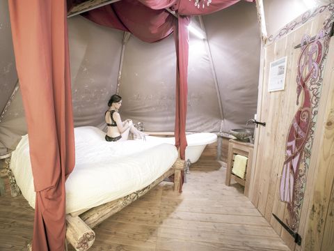 Hébergement 2 personnes - Lodge Venezia - 18m² - Baroque, romantique avec sa baignoire à l'ancienne et petit déjeuner compris.
