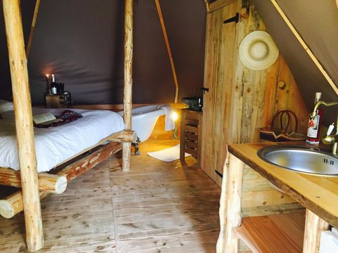 Hébergement 2 personnes - Lodge Venezia - 18m² - Baroque, romantique avec sa baignoire à l'ancienne et petit déjeuner compris.