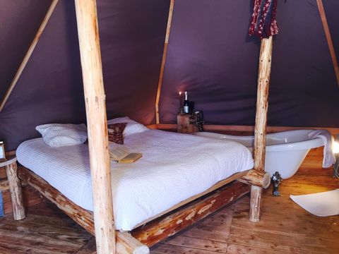 Hébergement 2 personnes - Lodge Venezia - 18m² - Baroque, romantique avec sa baignoire à l'ancienne et petit déjeuner compris.