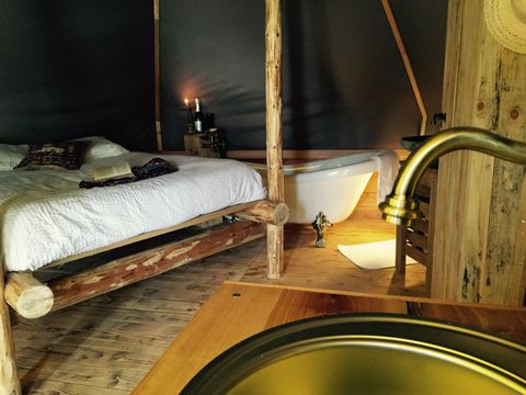 Hébergement 2 personnes - Lodge Venezia - 18m² - Baroque, romantique avec sa baignoire à l'ancienne et petit déjeuner compris.