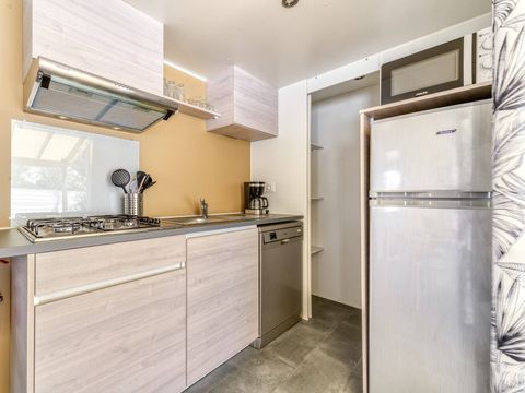 BUNGALOW 4 personnes - Mobil-home | Premium | 2 Ch. | 4 Pers. | Terrasse surélevée | 2 SDB | Clim. | TV