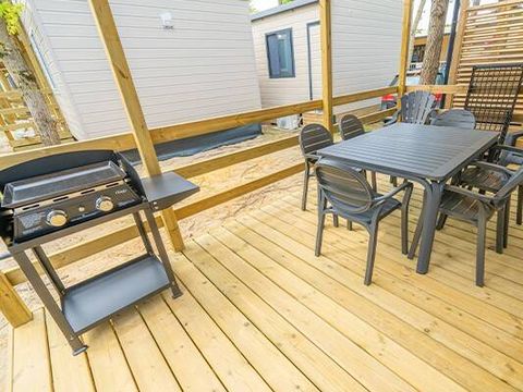 BUNGALOW 4 personnes - Mobil-home | Premium | 2 Ch. | 4 Pers. | Terrasse surélevée | 2 SDB | Clim. | TV