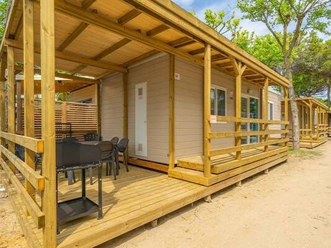 BUNGALOW 4 personnes - Mobil-home | Premium | 2 Ch. | 4 Pers. | Terrasse surélevée | 2 SDB | Clim. | TV