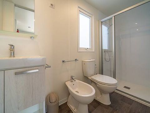 BUNGALOW 4 personnes - Mobil-home | Premium | 2 Ch. | 4 Pers. | Terrasse surélevée | 2 SDB | Clim. | TV