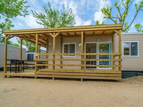 BUNGALOW 4 personnes - Mobil-home | Premium | 2 Ch. | 4 Pers. | Terrasse surélevée | 2 SDB | Clim. | TV