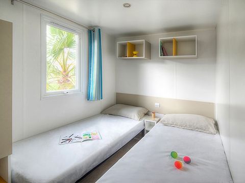 Mobilhome 6 personnes - Ultimate | 3 Ch. | 6 Pers. | Terrasse Couverte | Jacuzzi | 2 SDB | Clim. | TV