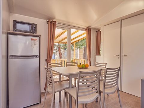 MOBILHOME 6 personnes - Confort | 3 Chambres | Capacité 6 personnes | Terrasse semi couverte | 1 Salle de Bain | Climatisation | Télévision