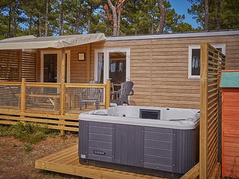 Mobilhome 6 personnes - Premium Exclusive | 3 Ch. | 6 Pers. | Terrasse surélevée | Jacuzzi | Clim. | TV