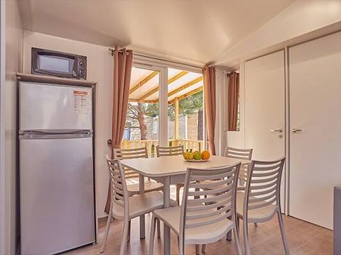 MOBILHOME 6 personnes - Confort | 3 Chambres | Capacité 6 personnes | Terrasse semi couverte | 1 Salle de Bain | Climatisation | Télévision