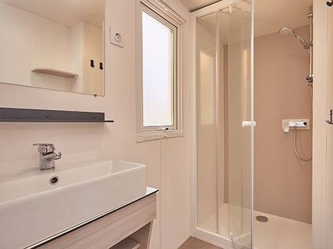 Mobilhome 6 personnes - Comfort | 3 Ch. | 6 Pers. | Terrasse surélevée | 1 SDB | Clim. | TV