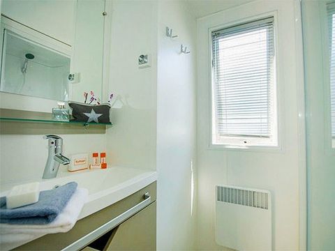 MOBILHOME 6 personnes - Mobil-home | Premium | 3 Ch. | 6 Pers. | Terrasse surélevée | 2 SDB | Clim.