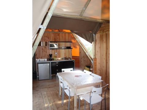 HÉBERGEMENT INSOLITE 6 personnes - 3 chambres sans sanitaires