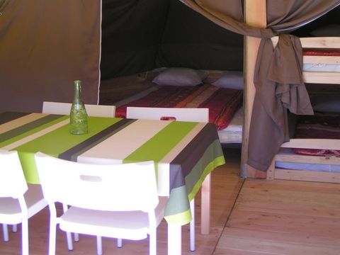 HÉBERGEMENT INSOLITE 4 personnes - 2 chambres sans sanitaires