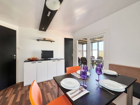 Mobilhome 4 personnes - Comfort | 2 Ch. | 4 Pers. | Terrasse surélevée | 2 SDB | Clim. | TV