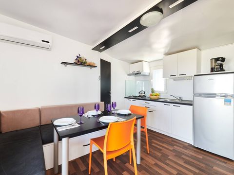Mobilhome 4 personnes - Comfort | 2 Ch. | 4 Pers. | Terrasse surélevée | 2 SDB | Clim. | TV