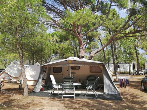 Emplacement - Emplacement Confort (70-75m²): voiture + tente/caravane ou camping-car + électricité 10A + WIFI