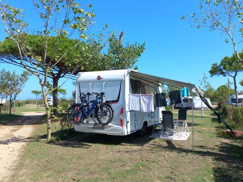 Emplacement - Emplacement Master (85m²): voiture + tente/caravane ou camping-car + électricité 10A + eau et évacuation des eaux usées + + WIFI