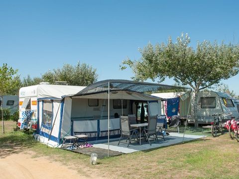 Emplacement - Emplacement Master XL (120m²): voiture + tente/caravane ou camping-car + électricité 10A +eau et évacuation des eaux usées + WIFI