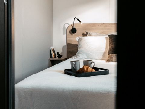 MOBILHOME 2 personnes - Homeflower Premium - 1 chambre + Terrasse semi-couverte + TV + LV + Clim + Draps inclus