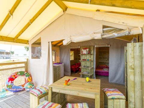 Tente en toile et en bois 5 personnes - C- Lodge Pilotis - 2 chambres 24m² avec terrasse couverte