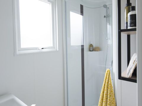 MOBILHOME 4 personnes - Confort 25m² (2 chambres) + terrasse semi-couverte 10m² + TV | 4 personnes