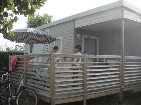 MOBILHOME 4 personnes - Confort 25m² (2 chambres) + terrasse semi-couverte 10m² + TV | 4 personnes