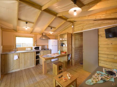 Hébergement 5 personnes - Cosyflower Premium 38m² (2 chambres) + TV + lave-vaisselle + draps + serviettes + terrasse couverte | 4/5 personnes