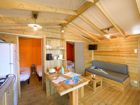 Hébergement 5 personnes - Cosyflower Premium 38m² (2 chambres) + TV + lave-vaisselle + draps + serviettes + terrasse couverte | 4/5 personnes