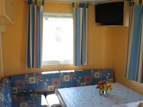 MOBILHOME 2 personnes - Standard 17m² (1 chambre) + terrasse intégrée couverte 9m² + TV 2/3 pers MOBILHOME 2 personnes - Standard 17m² (1 chambre) + terrasse intégrée couverte 9m² + TV 2/3 pers