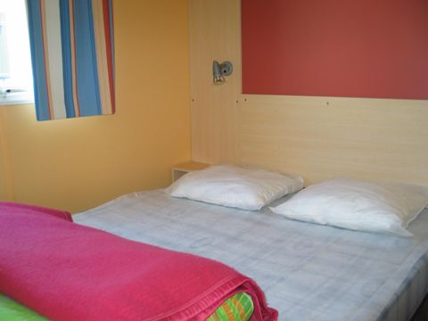 MOBILHOME 2 personnes - Standard 17m² (1 chambre) + terrasse intégrée couverte 9m² + TV 2/3 pers MOBILHOME 2 personnes - Standard 17m² (1 chambre) + terrasse intégrée couverte 9m² + TV 2/3 pers