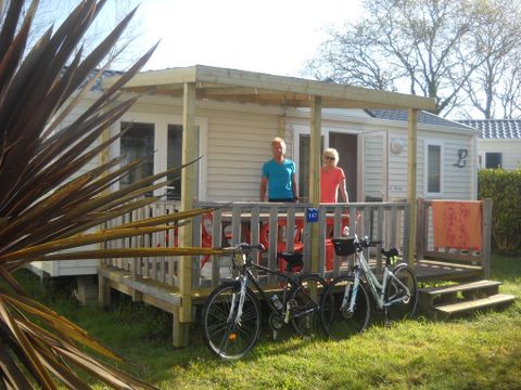 MOBILHOME 5 personnes - remium 30m² (2 chambres) + terrasse couverte 10m² + draps + serviettes + LV + TV 4/5 pers. MOBILHOME 5 personnes - remium 30m² (2 chambres) + terrasse couverte 10m² + draps + serviettes + LV + TV 4/5 pers.